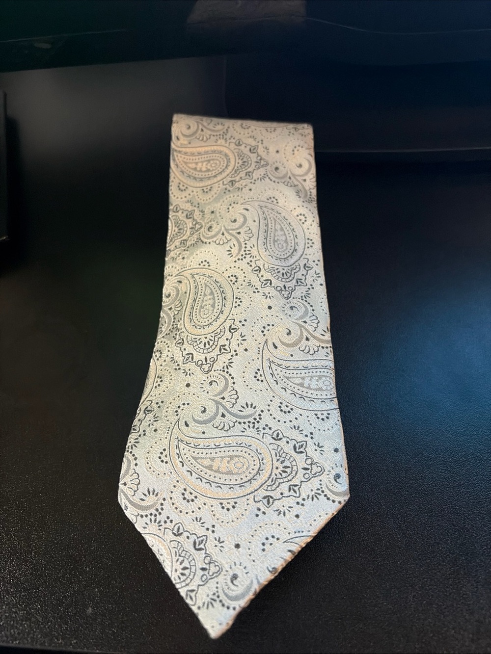 KIRKLAND SIGNATURE Men's Silk Necktie ITALY Designer PAISLEY Silver